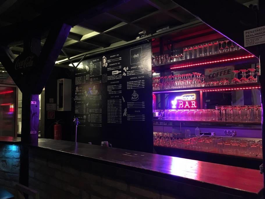 The Bachelor Bar - Bunker | Private Club Villa Budapest Luaran gambar